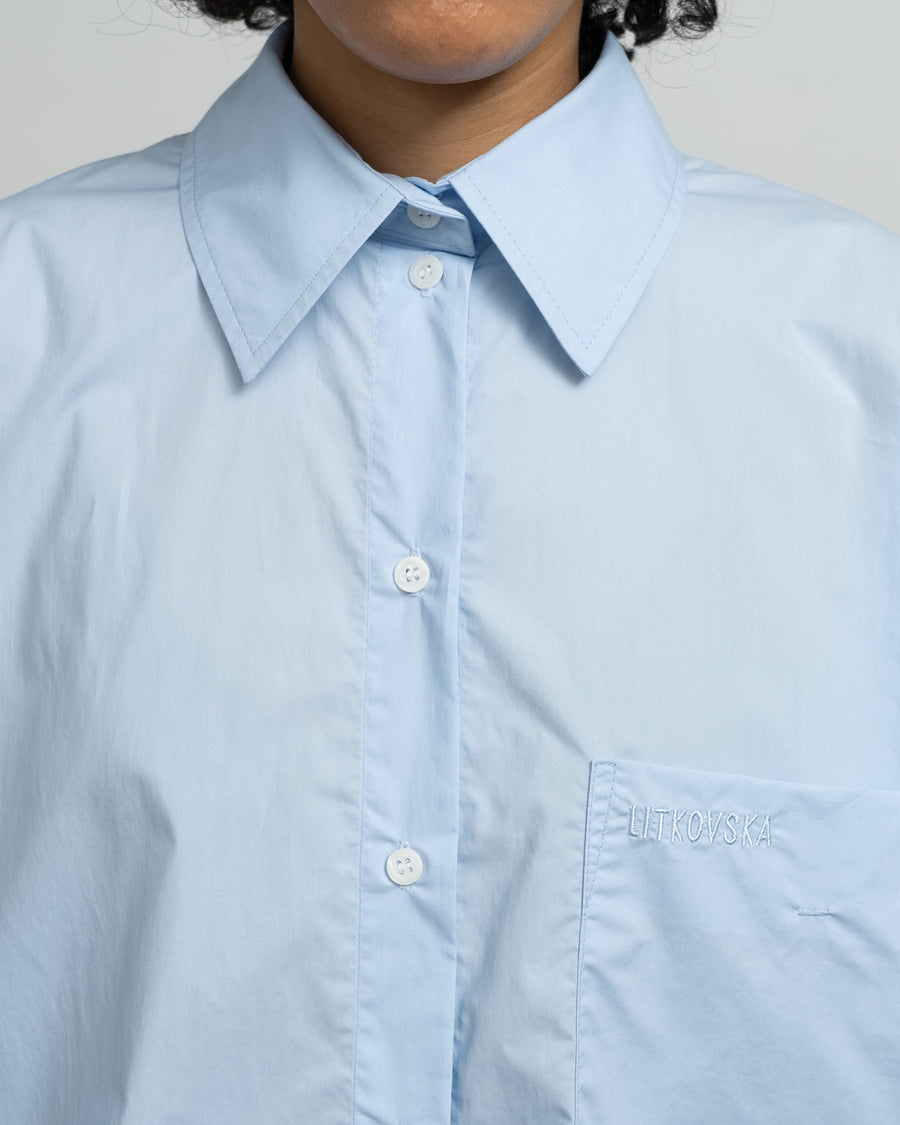 BLUE COTTON SHIRT WITH A TWISTED BACK