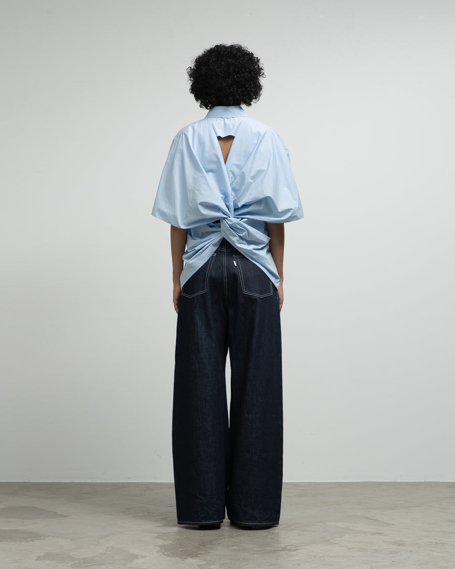 BLUE COTTON SHIRT WITH A TWISTED BACK