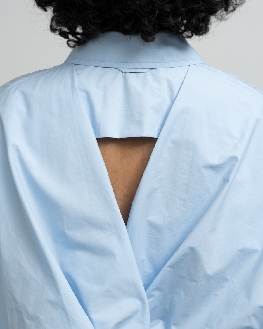 BLUE COTTON SHIRT WITH A TWISTED BACK